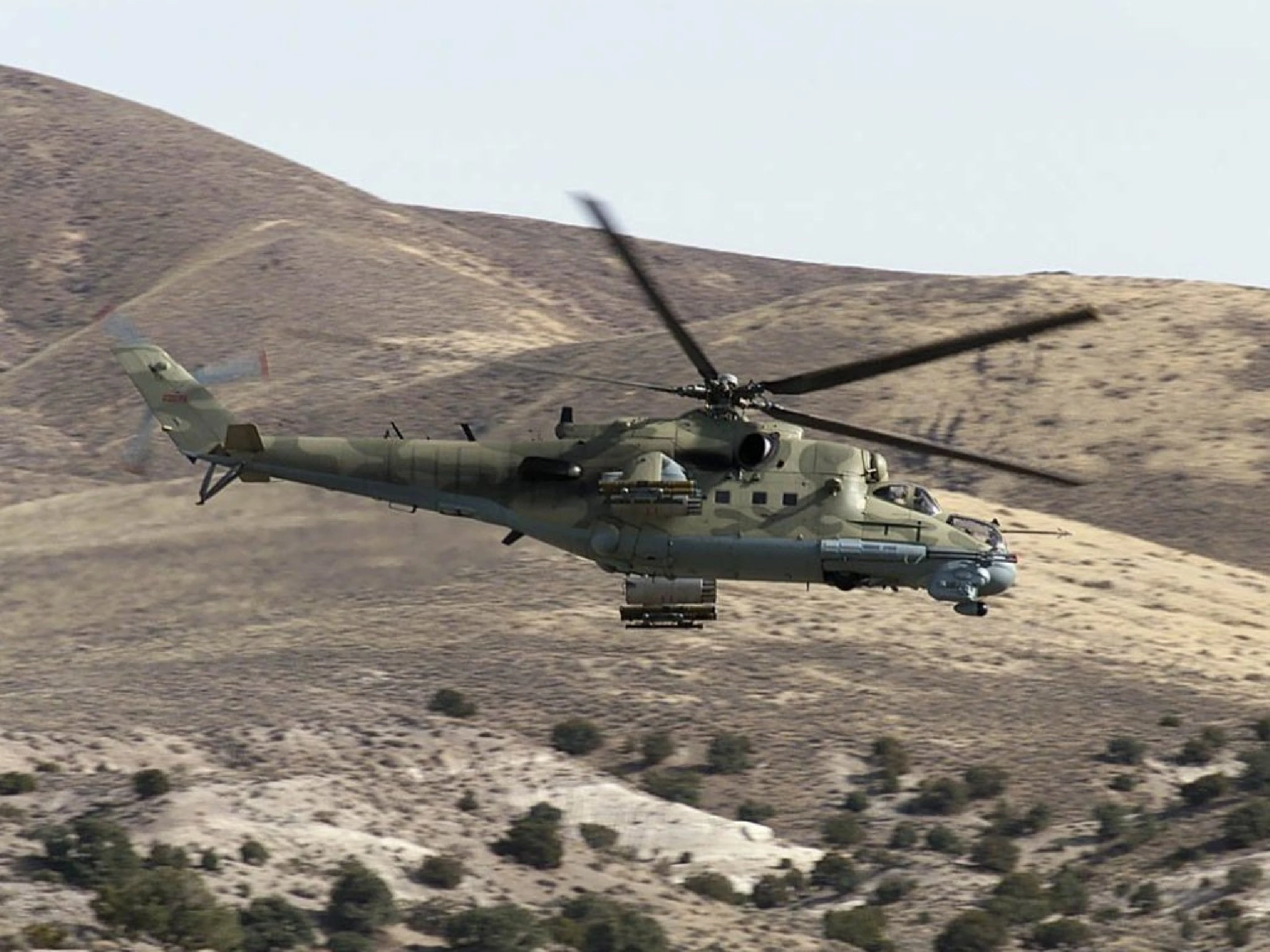 Rợn người cảnh “xe tăng bay” Mi-24 săn khủng bố ở Syria