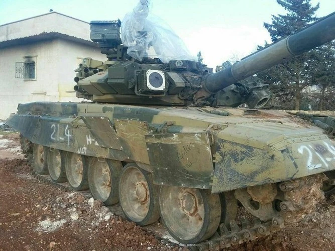 Tăng T-90 lại trúng tên lửa TOW, may mắn chạy thoát