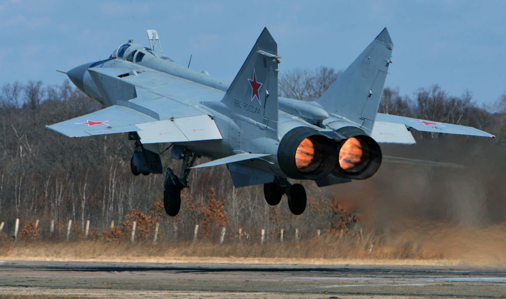 Theo dõi tiêm kích MiG-31 chuẩn bị vượt 2.200km đánh chặn