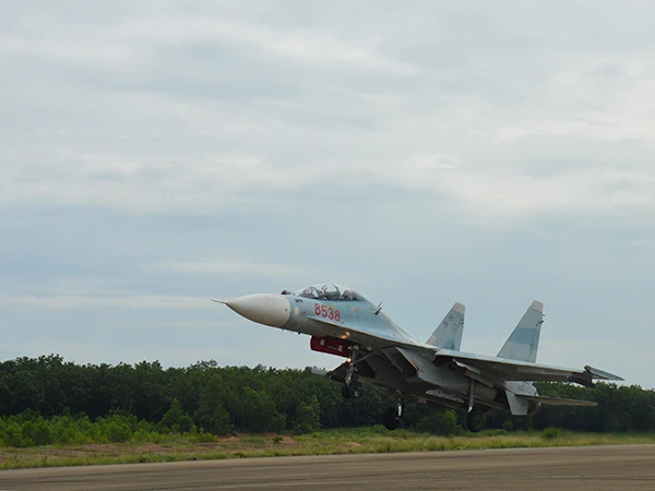 Ảnh: Máy bay tiêm kích Su-30MK2 trở lại bầu trời