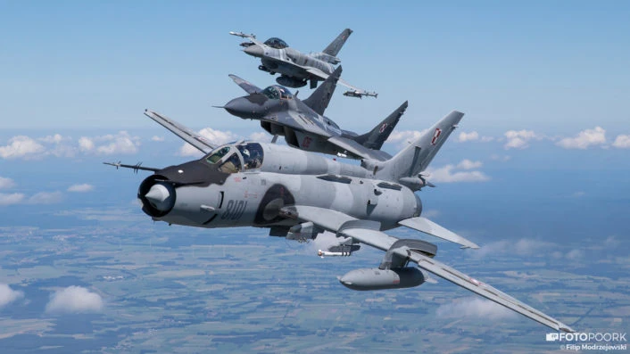 Ấn tượng mạnh máy bay chiến đấu Su-22 sát cánh cùng F-16