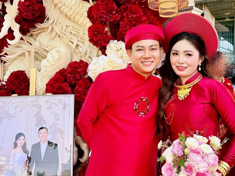 [GALLERY] Hoài Lâm - Ngọc Trinh tươi rói trong ngày về chung một nhà