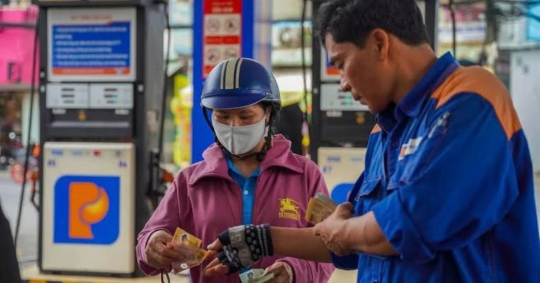 [SPOTLIGHT] Xăng E5 có thể giảm 1.700 đồng/lít nếu bỏ thuế tiêu thụ đặc biệt