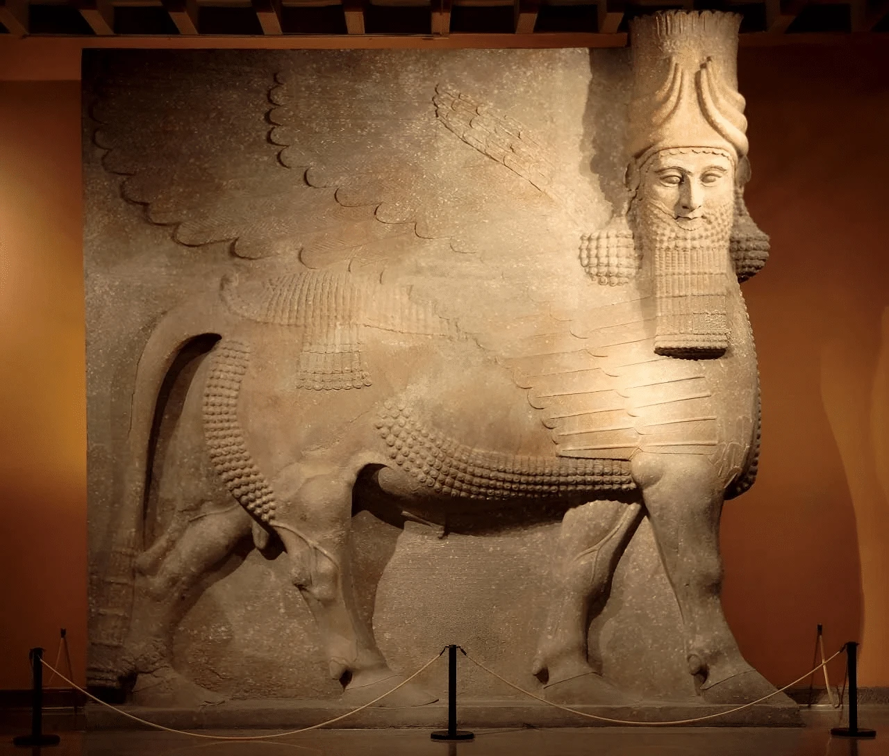 Phát hiện tượng bò Lamassu có cánh lớn nhất thế giới