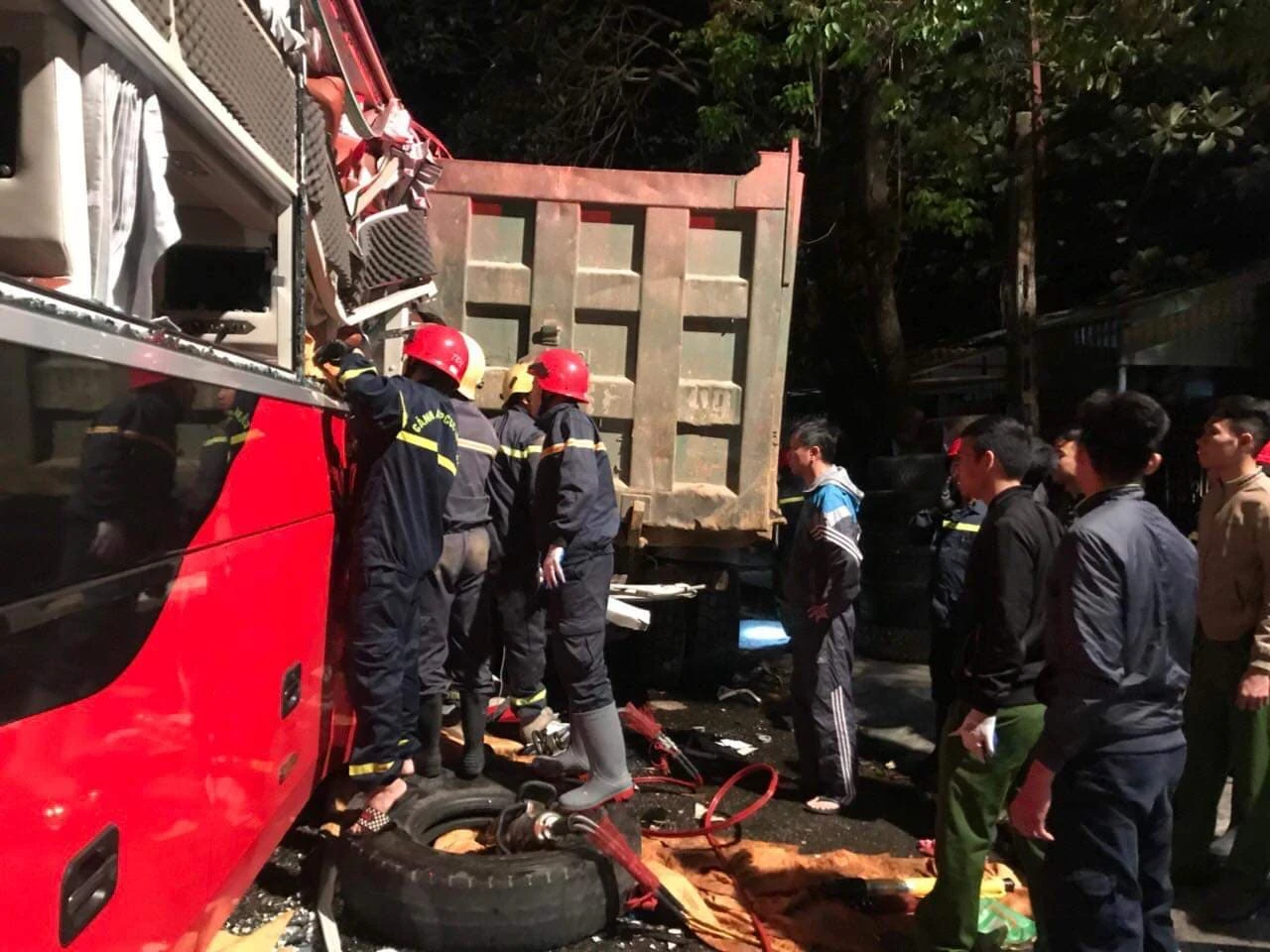 Xe khách va chạm xe tải ở Thanh Hóa: Cảnh sát giải cứu nạn nhân mắc kẹt