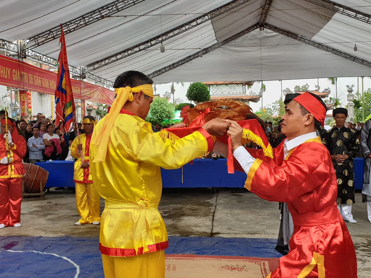 Hội thề không tham nhũng: Vẫn vắng bóng “quan lớn“!