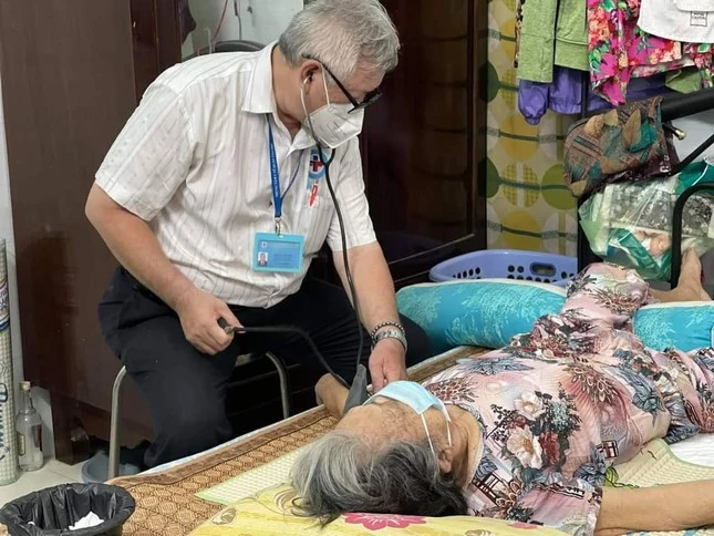 Cận cảnh người lớn tuổi được tiêm vắc xin COVID-19 'tại gia'