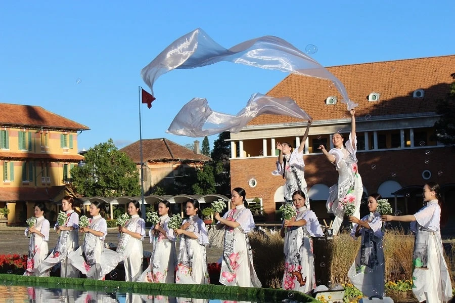 200 mẫu áo dài và thời trang hiện đại tôn vinh cảnh đẹp Đà Lạt