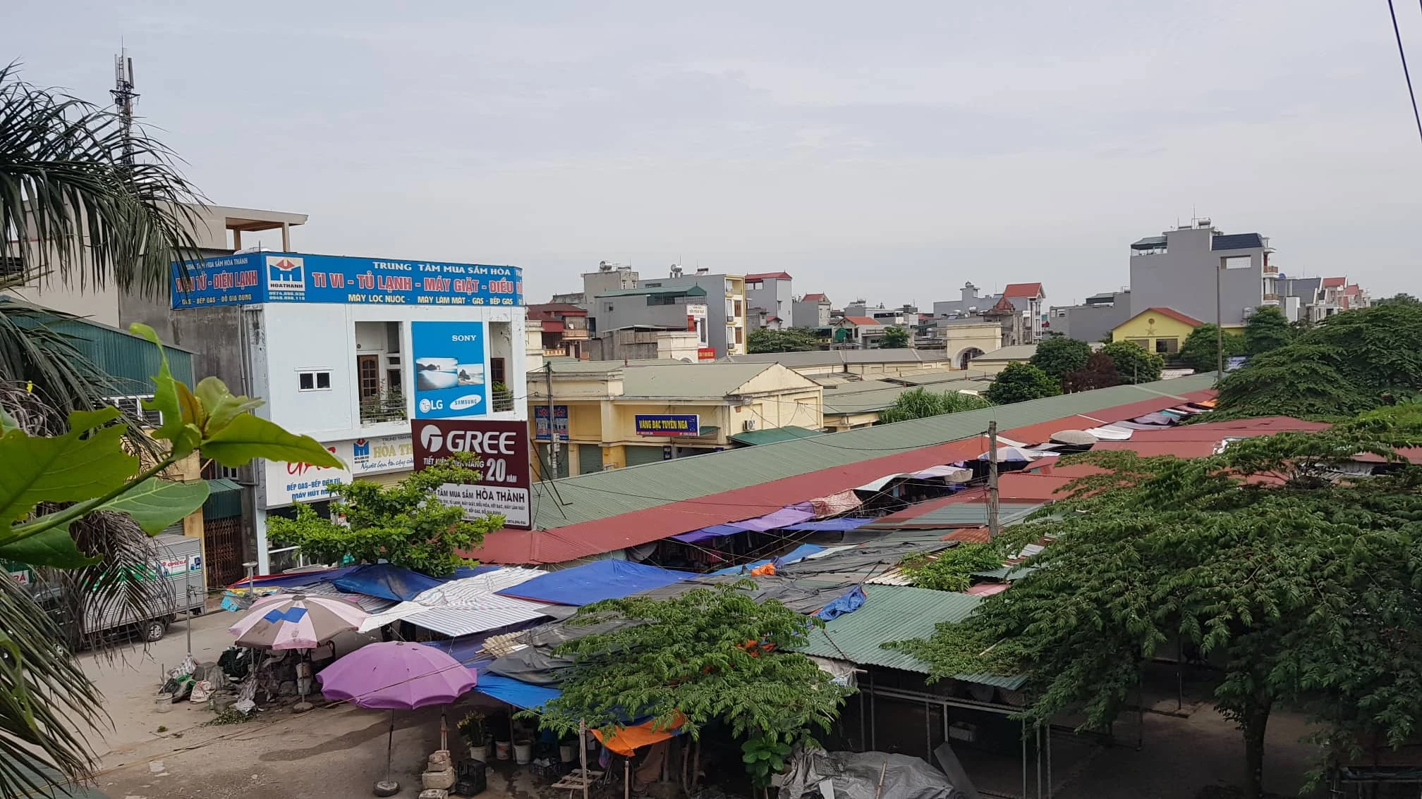 Hải Dương: Nghịch lý chợ tiền tỷ bỏ không, dân bán hàng dưới gầm cầu