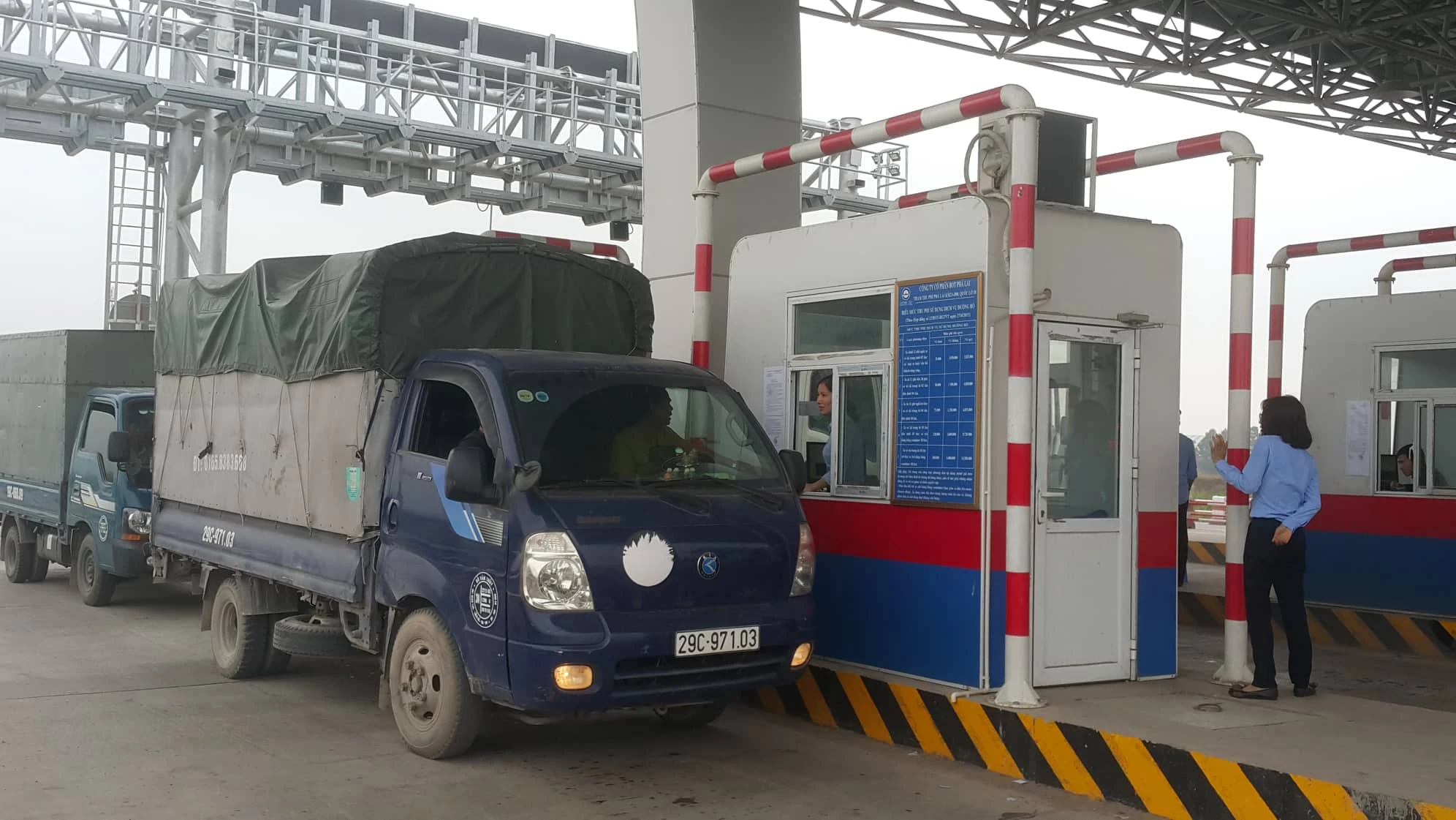 Ảnh: Tài xế tập trung phản đối mức phí BOT Phả Lại, Quốc lộ 18 ùn tắc
