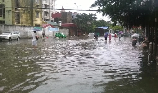 Nước tấn công, biến đường thành phố Hải Dương thành sông