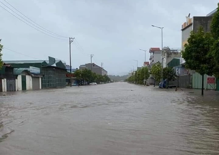 Mưa lớn kéo dài, thành phố Hạ Long “chìm” trong biển nước