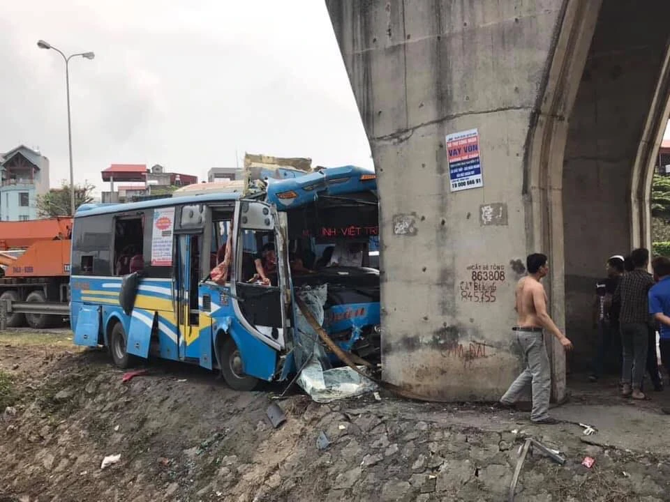 Xe khách mất lái đâm thẳng chân cầu vượt, 11 người bị thương