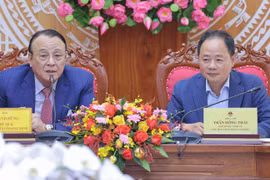 Chủ tịch Tân Hoàng Minh Đỗ Anh Dũng (trái) tại cuộc làm việc với Chủ tịch UBND tỉnh Lâm Đồng Trần Hồng Thái chiều 3/6.