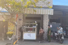 Đoàn kiểm tra của phường Vũng Tàu kiểm tra tiệm bánh mỳ nghi nhiều người có dấu hiệu ngộ độc sau khi ăn. (Ảnh: Hoàng Nhị/TTXVN).