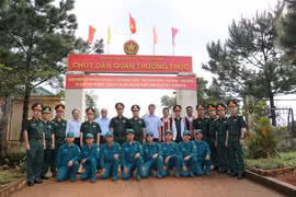 Trung tướng Trần Vinh Ngọc cùng lãnh đạo tỉnh Lâm Đồng đã trực tiếp kiểm tra tình hình sản xuất, an sinh xã hội ở điểm dân cư biên giới xã Quảng Trực sáng 24/8.