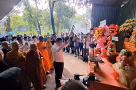 Đoàn Ủy ban Mặt trận Tổ quốc Việt Nam TP HCM do ông Nguyễn Phước Lộc, Ủy viên Trung ương Đảng, Phó bí thư Thành ủy, Chủ tịch Ủy ban Mặt trận Tổ quốc Việt Nam TP HCM dẫn đầu dâng hương các anh hùng liệt sĩ tại hiện trường nơi lực lượng tìm kiếm quy tập đang làm nhiệm vụ. Ảnh: Hữu Thông
