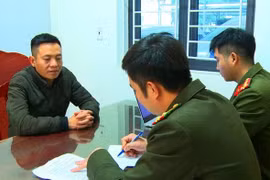 Công an lấy lời khai của Hoàng Văn Toàn - Ảnh: Công an tỉnh Thanh Hóa cung cấp