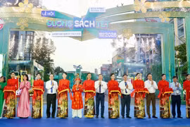 Các đại biểu cắt băng khai mạc Lễ hội Đường sách Tết Bính Ngọ 2026.