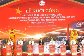 Các đại biểu thực hiện nghi thức khởi công các công trình, dự án trọng điểm chào mừng dịp kỷ niệm 50 năm thành phố mang tên Bác.