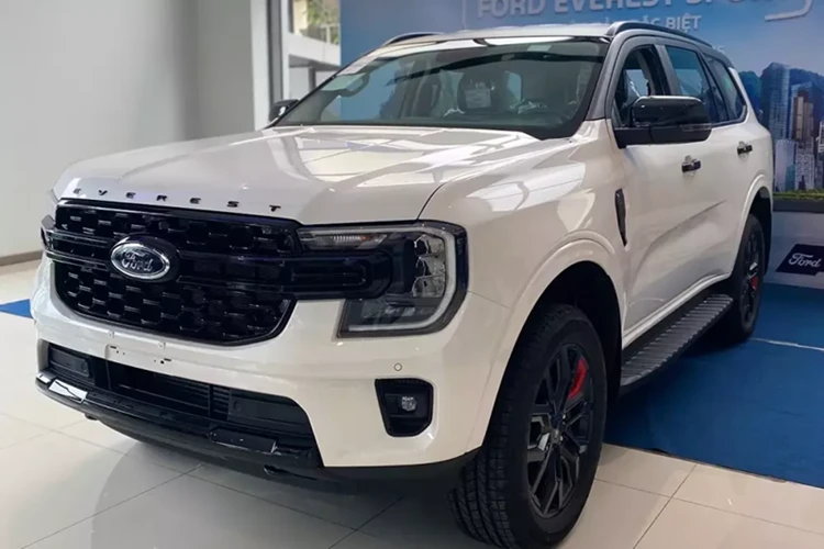 Cận cảnh Ford Everest Sport "bằng xương bằng thịt" ở Hà Nội