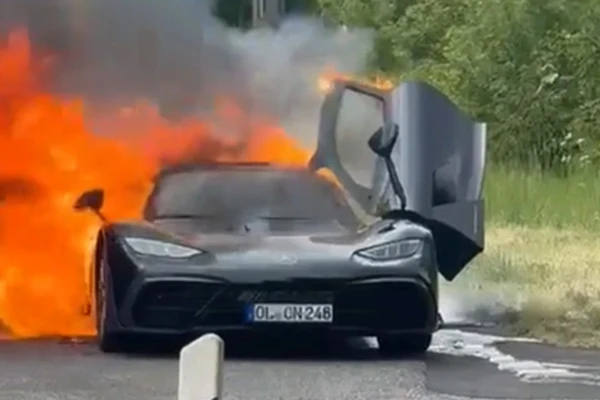 Hypercar Mercedes-AMG One triệu đô bất ngờ cháy rụi tại Đức