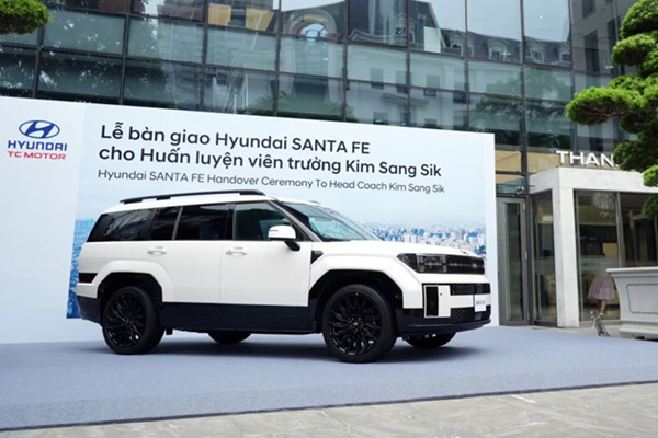 Tận thấy Hyundai SantaFe hơn 1,5 tỷ của HLV Kim Sang-sik