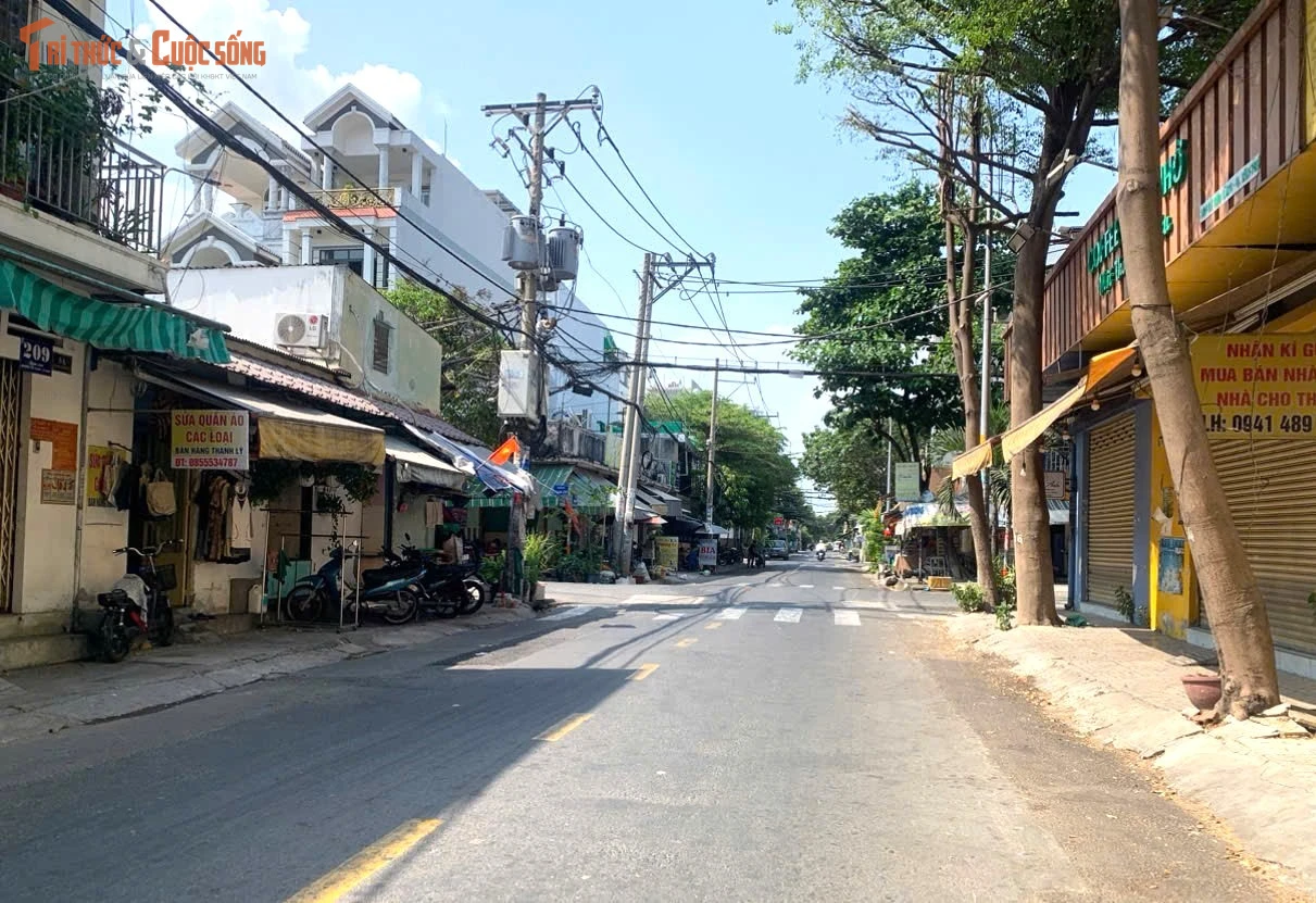 Nóng như "chảo lửa", nhiều tuyến đường trung tâm TP HCM vắng bóng người