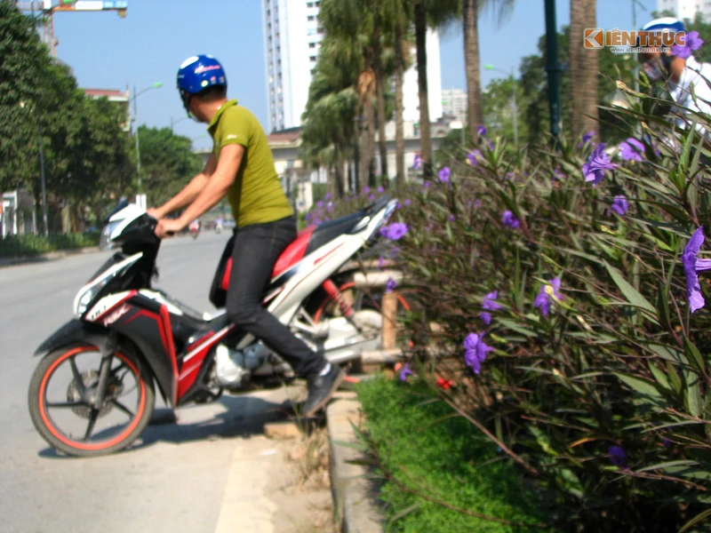 Xem dân Hà Nội liều lĩnh “vượt rào” để vào KĐT Văn Phú