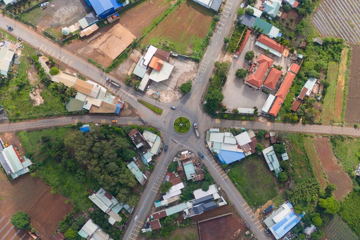 Nút giao 6 nhánh của các tuyến đường nội huyện và liên huyện được quy hoạch để trở thành một đầu mối giao thông quan trọng, phục vụ nhu cầu di chuyển và vận tải trong vùng khi tuyến cao tốc Hồ Tràm - Long Thành hoàn thiện và đi vào khai thác.