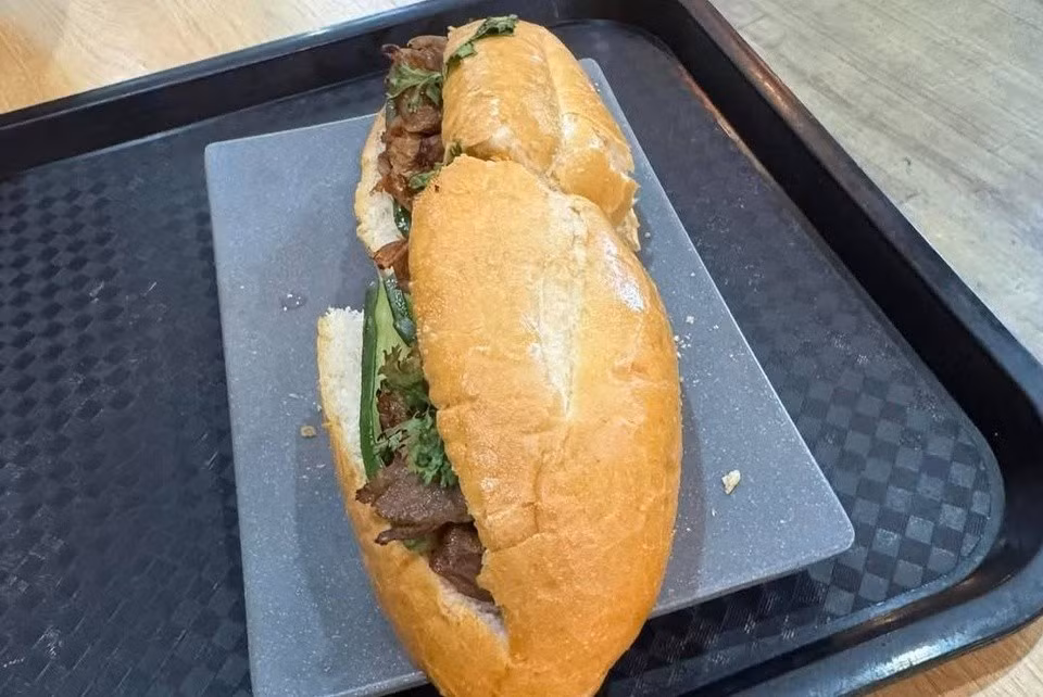 Du khách phản ánh bánh mì có giá 208.000 đồng tại ga quốc tế, sân bay Nội Bài, ngày 1/7. Ảnh: Nguyễn Ngọc Trà My.