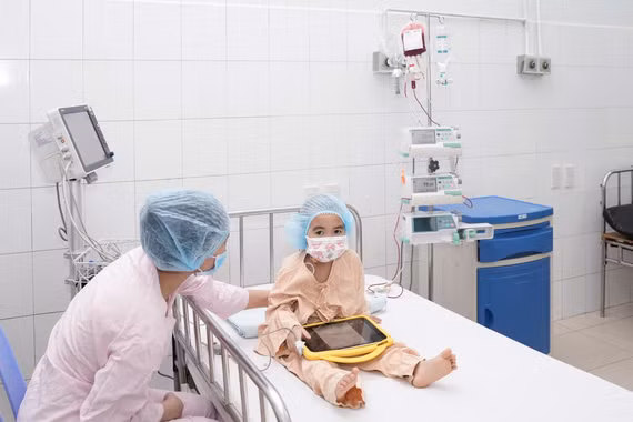 Ghép tế bào gốc cứu sống bé 4 tuổi bị suy tuỷ xương vô căn