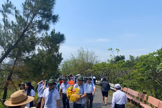 Đông đảo người dân về viếng mộ Đại tướng Võ Nguyên Giáp dịp nghĩ lễ