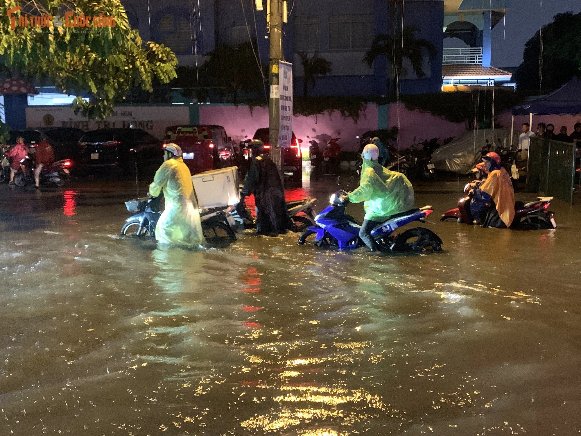 Nhiều tuyến đường TP HCM chìm trong nước sau mưa lớn kéo dài