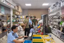 Khởi tố đối tượng ở Gia Lai bán gần 750 đôi dép giả nhãn hiệu CROCS