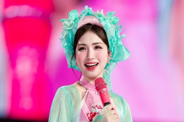 Hành trình thiện nguyện bền bỉ của Hòa Minzy