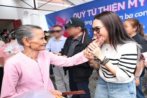 Mỹ Tâm và gia đình Lý Hải lan tỏa yêu thương, trao quà Tết cho người khó khăn