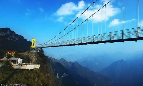 TQ xây cầu kính cao kỉ lục 1,9 km nối 2 thành phố