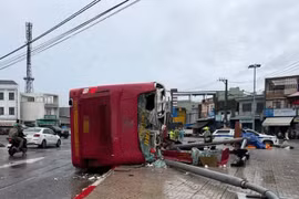 Lật xe khách giường nằm tại ngã tư Gò Găng khiến 2 người tử vong