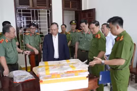 Lực lượng Công an thu giữ gần 3 kg ma túy các loại khi triệt phá tụ điểm tại phường An Phú. Ảnh: CAGL