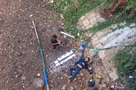 Thanh niên ở Gia Lai đi xe máy bất ngờ rơi xuống sông Hà Thanh 1 