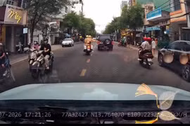 Bị tai nạn đứt lìa cánh tay, nạn nhân được CSGT Gia Lai dẫn đường đi cấp cứu
