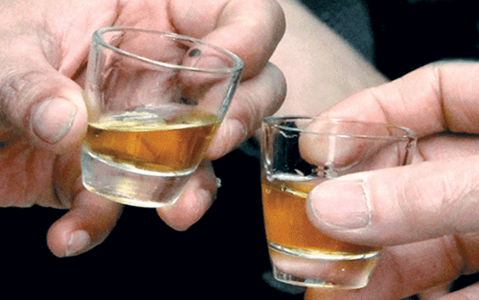 Khoảng 0h30 ngày 17/10/2015, Mạnh và anh Trọng lại cùng nhau tới một quán rượu trên đường Lê Trọng Tấn, quận Hà Đông để nhậu thêm 3 tiếng nữa mới ra về. Đi đến khu vực cầu La Khê thì anh Trọng ngồi sau xe máy hỏi: “Về đâu ngủ đây”. Đáp lại, Mạnh dứt khoát: “Về ngủ với vợ”. Muốn bạn cùng về công trường ngủ cùng cho vui, anh Trọng ra sức nài nỉ nhưng Mạnh vẫn nhất quyết từ chối nên anh bèn bông đùa: “Vợ mày đang ngủ với trai rồi”. (Ảnh minh họa, nguồn Internet) 