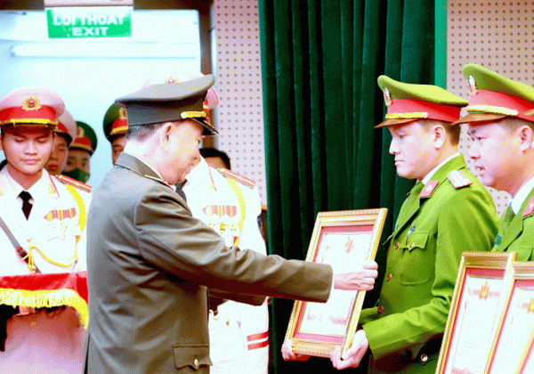 Năm 2023 ông là một trong số các Chiến sĩ thi đua toàn quốc vinh dự được Bộ trưởng Bộ Công an trao danh hiệu tại Hội nghị biểu dương, tôn vinh điển hình tiên tiến; được vinh danh tại Chương trình Vinh quang Việt Nam do Tổng Liên đoàn Lao động Việt Nam tổ chức; được Chủ tịch nước tặng thưởng Huân chương Chiến công hạng Ba; 2 lần được Thủ tướng Chính phủ tặng Bằng khen; nhiều lần được Bộ trưởng Bộ Công an, Chủ tịch UBND thành phố Hà Nội tặng Bằng khen, Giám đốc Công an thành phố tặng Giấy khen. (Ảnh: Thời điểm Đại tướng Tô Lâm - Bộ trưởng Bộ Công an - trao danh hiệu "Chiến sĩ thi đua toàn quốc" tặng Trung tá Nguyễn Anh Tuấn) 
