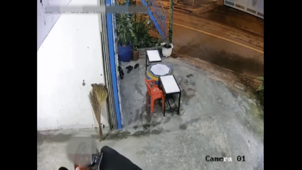  Xông vào nhà xịt hơi cay vào 3 đứa trẻ để cướp điện thoại: Tối 12/7, con trai anh N.T.T. (chủ nhà trú tại xã Xuân Thới Sơn, huyện Hóc Môn, TP HCM) cùng một số em nhỏ ngồi chơi game bằng điện thoại trong sân thì có 2 đối tượng đi xe gắn máy dừng lại trước nhà. Đối tượng ngồi sau xông vào xịt hơi cay, cướp 2 chiếc điện thoại rồi bỏ chạy. Hiện, Công an huyện Hóc Môn đang điều tra làm rõ.