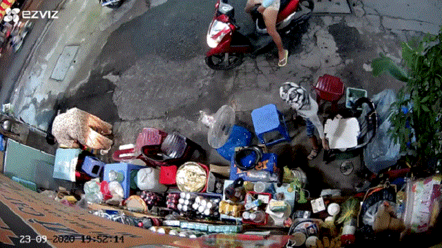  7. Bắt giữ người phụ nữ xúi giục bé trai trộm đồ của bà cụ bán hàng vỉa hè: Ngày 2/10, Công an TP HCM cho biết đã bắt giữ đối tượng Chu Thúy An về hành vi trộm cắp tài sản và tàng trữ, sử dụng trái phép chất ma túy. Nạn nhân là bà Trần Thị Tuyết M. (SN 1962), ngày 23/9, nhân lúc bà M. không để ý, chị ta đã xúi bé trai đang đứng trên xe chạy xuống để trộm lấy túi tiền của bà trong đó có 700 nghìn đồng tiền mặt và thẻ cào điện thoại trị giá 1.6 triệu đồng. 