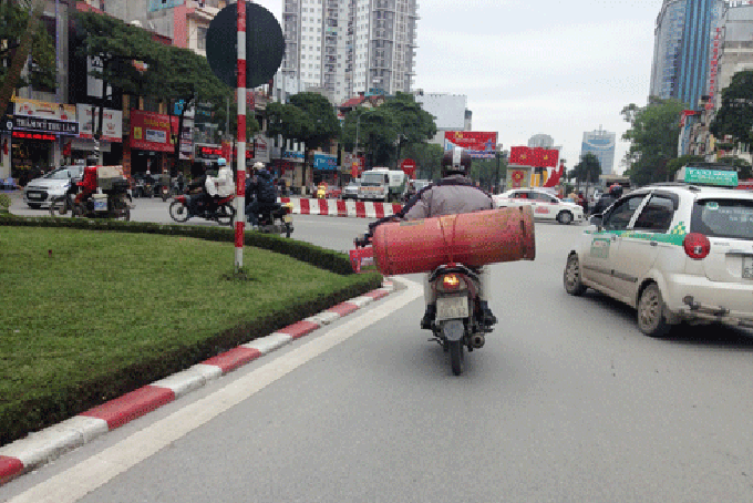 Tại Việt Nam đang xuất hiện hàng nghìn chiếc xe chở gas không đảm bảo an toàn như vậy, hàng ngày hình ảnh những chiếc xe máy chở gas luồn lách trên phố rất phổ biến.