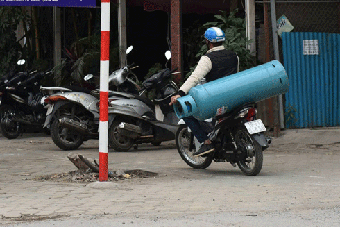 Không ít lần, người đi đường phải thót tim khi đang tham gia giao thông trên đường thì gặp cảnh bình gas lăn lông lốc ngay gần mình, chỉ vì những người vận chuyển không đảm bảo an toàn khi chở những bình gas đi lại trên phố.