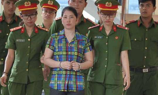  Vợ giết chồng, phân xác phi tang vì ghen: Ngày 23/8, TAND Bình Dương đã tuyên phạt Hàng Thị Hồng Diễm (37 tuổi, quê Hậu Giang) Chung thân đối với bị cáo Diễm về tội Giết người. Đêm 15/12/2017, khi chồng bị cáo là anh Tú về nhà, trên người có mùi rượu. Cả hai đã xảy ra cãi vã, anh Tú bật dậy lấy bao trùm đầu rồi đánh vợ. Sau đó, anh Tú cầm dao toan ẩu đả nhưng Diễm giằng co và đoạt được dao, chém nhiều nhát vào đầu, cổ nạn nhân.