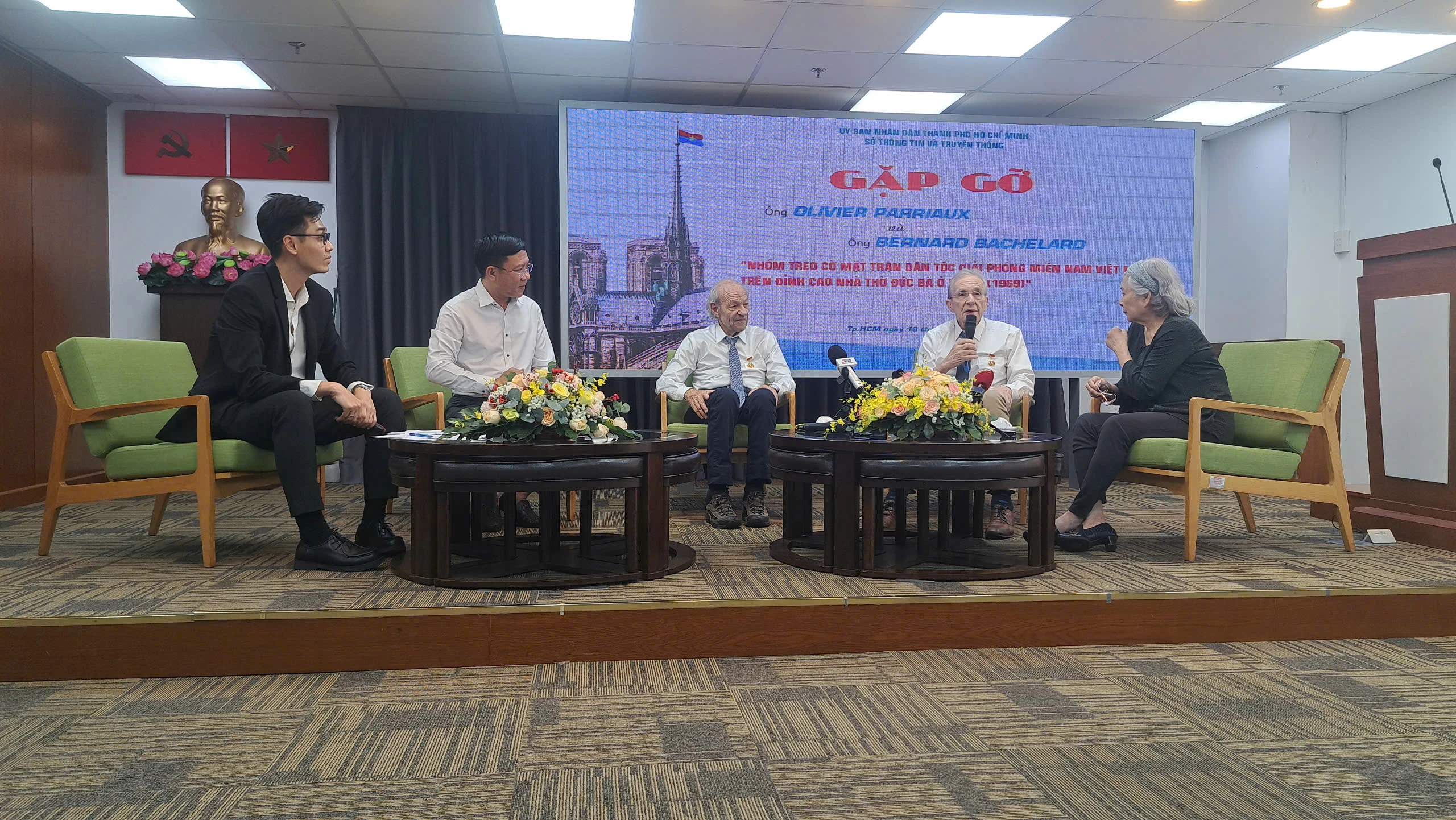 Gặp nhóm treo cờ MTDTGPMN Việt Nam trên tháp Nhà thờ Đức Bà Paris